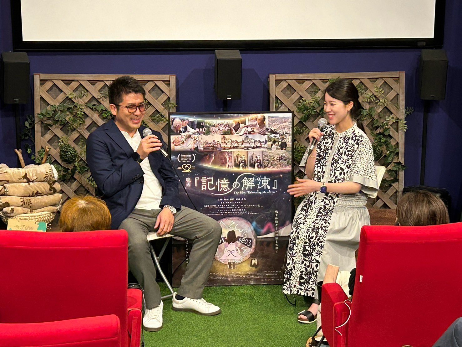 シネマ・チュプキ・タバタでの映画『記憶の解凍』トークセッション（右：庭田杏珠監督、左：ハロームービー株式会社 代表取締役社長 瀧川 淳）